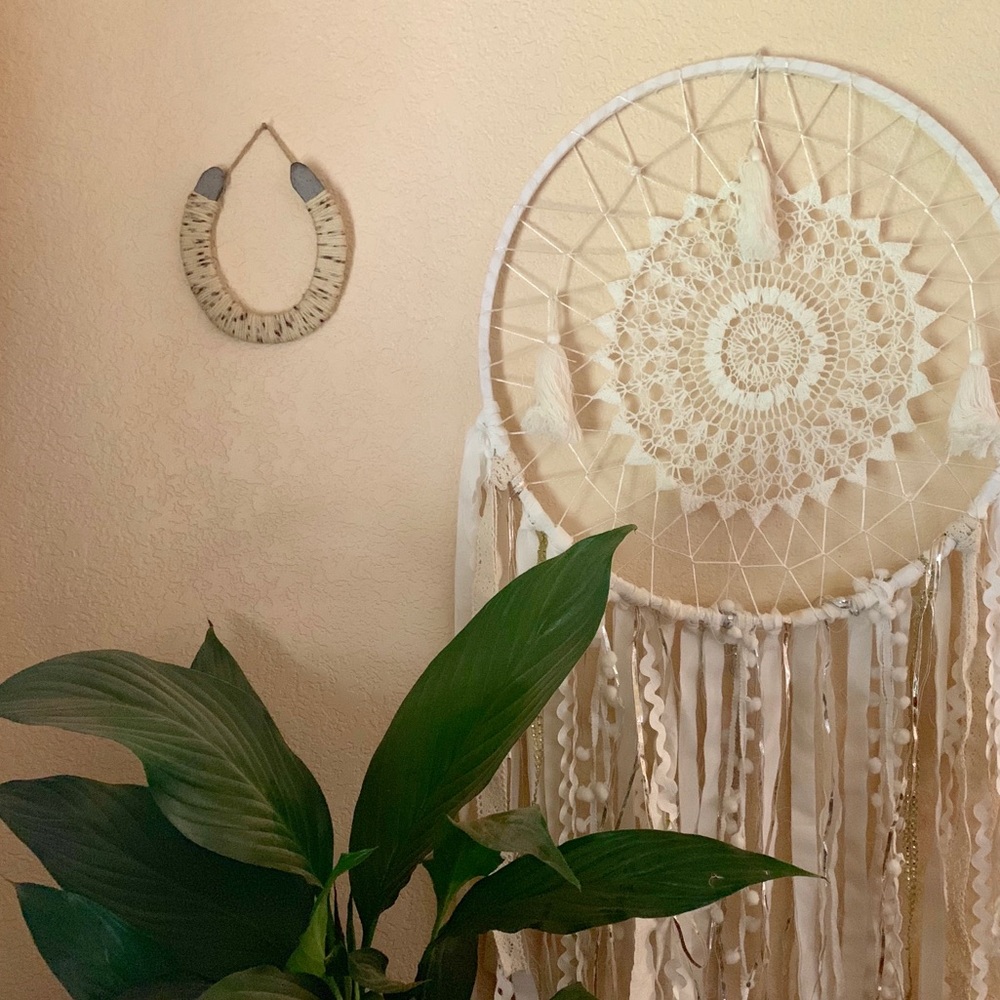Off-White Blanket Yarn Horseshoe Wall Decor - Picture 4 of 4
